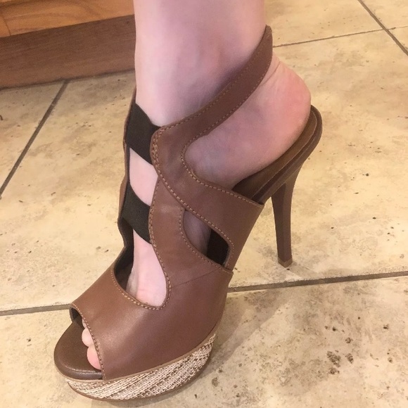 Heels - Beige/pink with Textured Soles - Picture 2 of 4